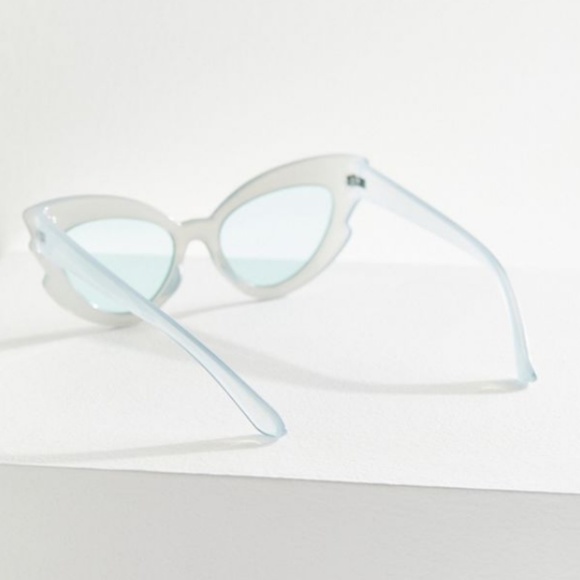 NWT UO NINE LIVES OVERSIZED CAT-EYE SUNGLASSES - Picture 3 of 3